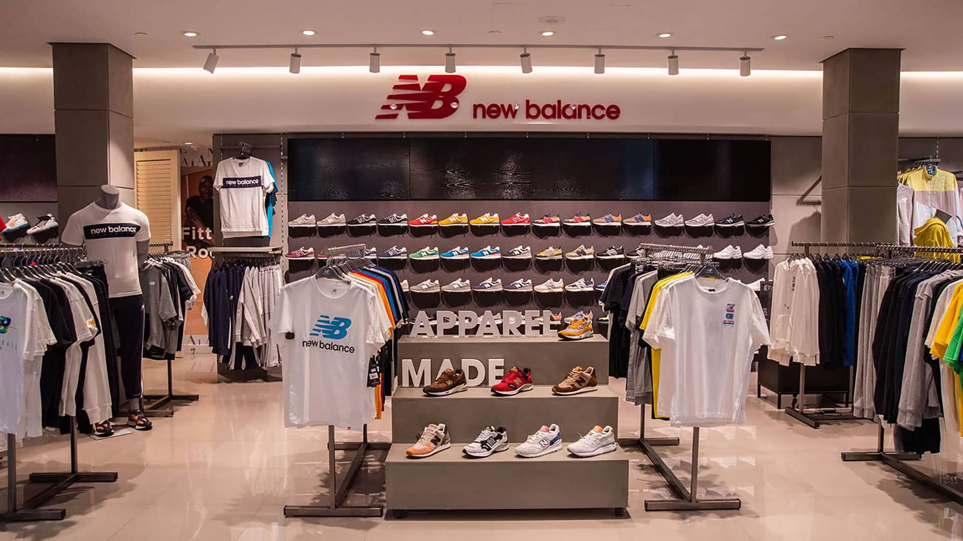 Επίπλωση και εξοπλισμός καταστήματος New Balance στην Αθήνα