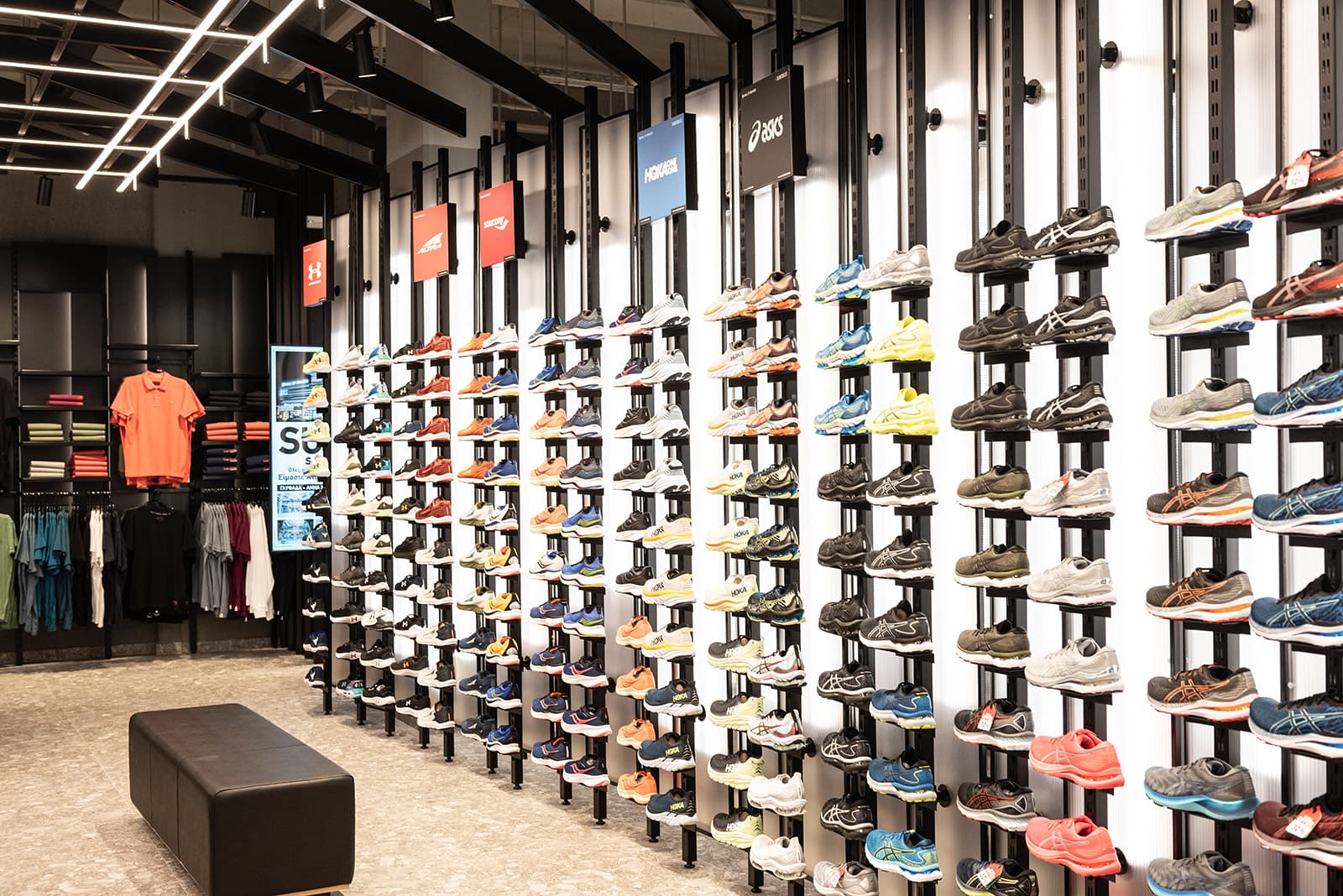 Ραφάκια παπουτσιών σε κατάστημα με αθλητικά είδη