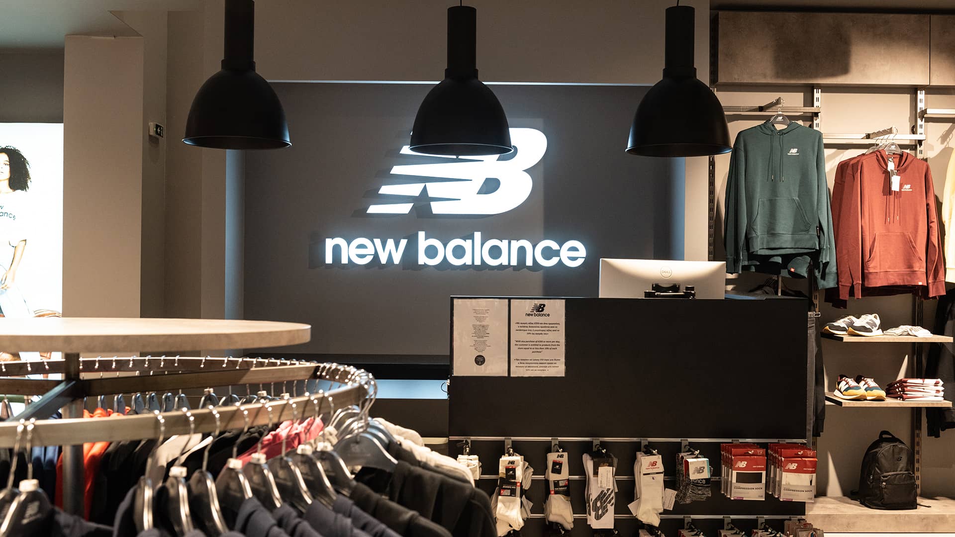 Έπιπλο ταμείο για το κατάστημα New Balance στη Θεσσαλονίκη