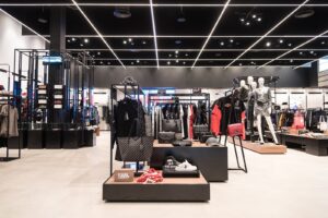Collective-Nicosia-Photo-08 Ξύλινα βάθρα βιτρίνας