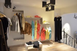 Dresscode-Katasthma-Endysh-Photo-03 Συστήματα κρέμασης από τετράγωνη σωλήνα χρωμίου