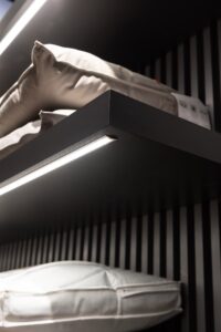 Μεταλλικές ραφιέρες με κρυφό φωτισμό για την προβολή ανατομικών μαξιλαριών
