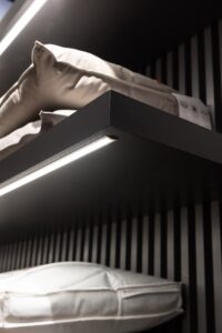 Elite-Strom-Thessaloniki-21 Μεταλλικές ραφιέρες με κρυφό φωτισμό για την προβολή ανατομικών μαξιλαριών