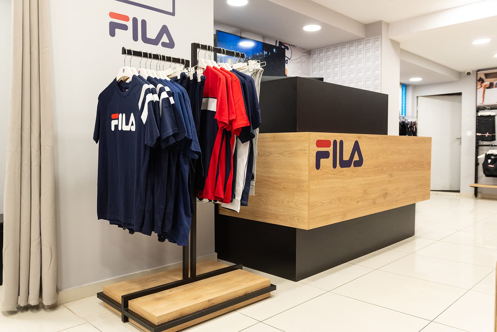Έπιπλο ταμείου για το αθλητικό κατάστημα της Fila στη Θεσσαλονίκη