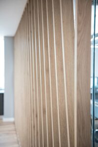 Διακοσμητικά ξύλινα πηχάκια για τα γραφεία Itsaur στη Θεσσαλονίκη