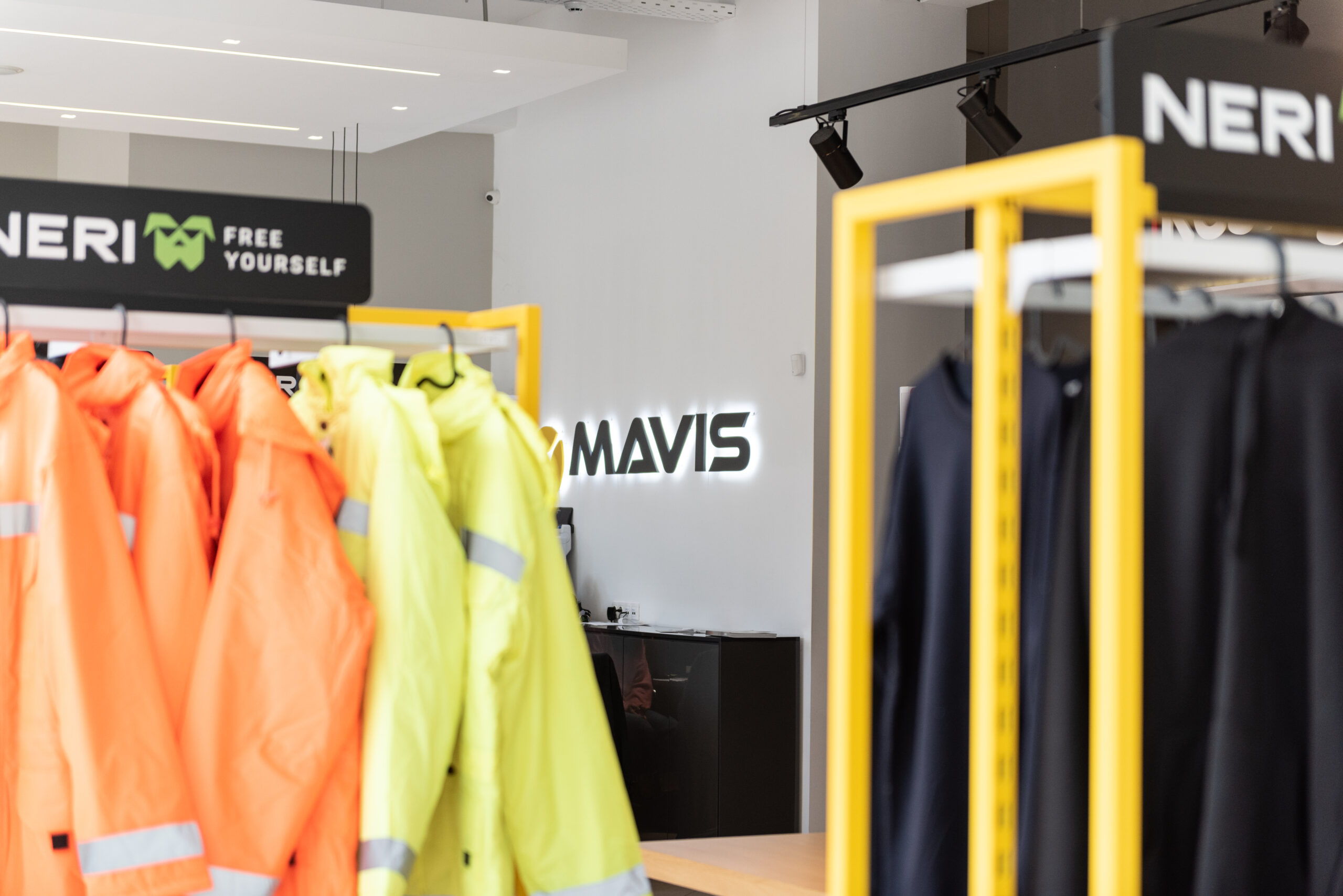Σύστημα iHandle με διατομή 30×30 σε κίτρινους χρωματισμούς για το κατάστημα Mavis στη Θεσσαλονίκη