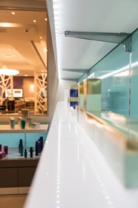 Ράφια με κρυφό φωτισμό για spa center στη Χαλκιδική