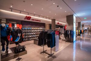 New Balance-Attica-Athlitika-Photo-04 Ειδικές κατασκευές επίπλων για το κατάστημα New Balance στην Αθήνα