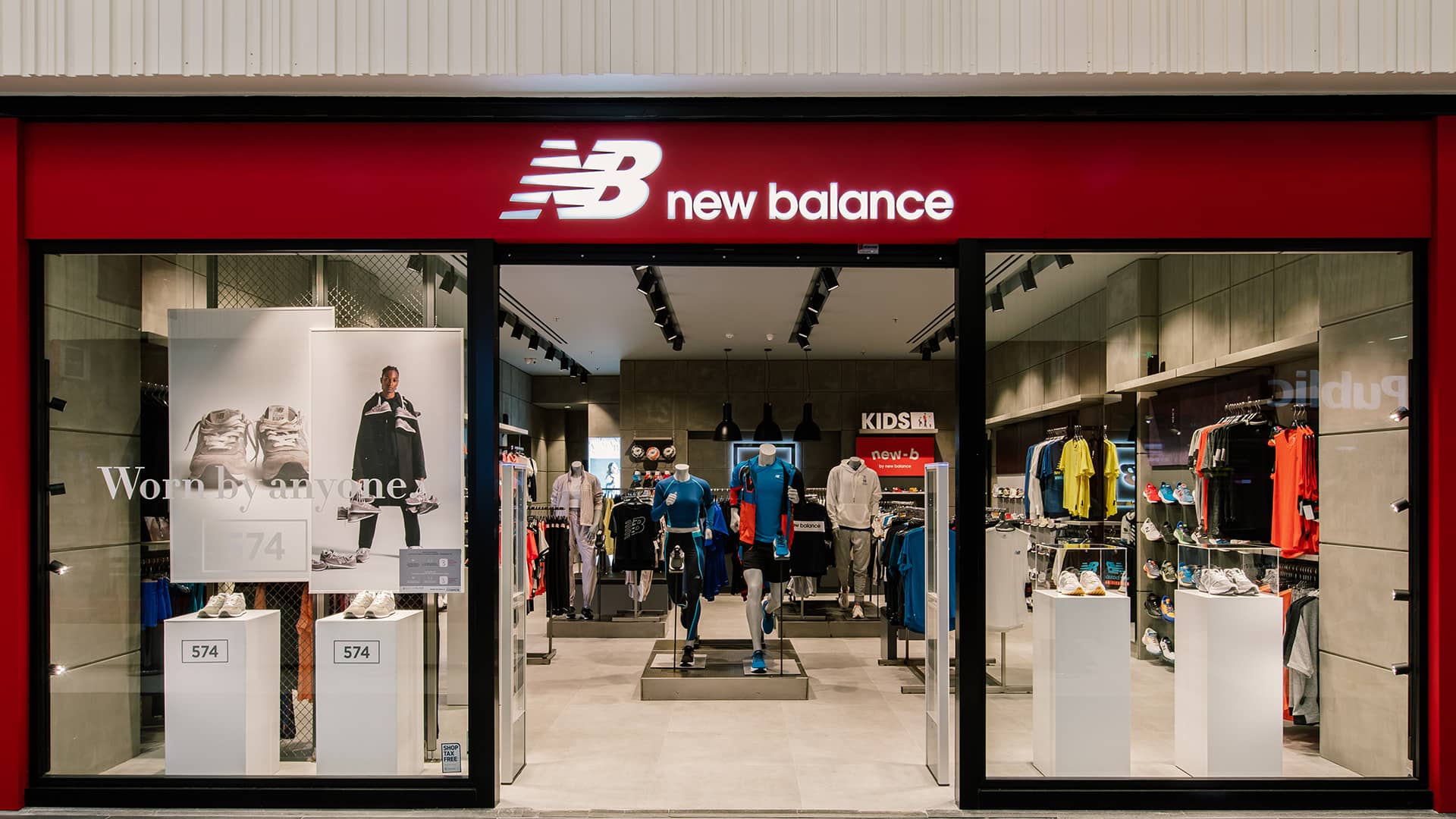 Εξοπλισμός και επίπλωση καταστήματος της New Balance στο Mediterranean Cosmos