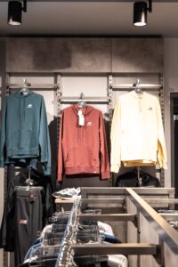 New-Balance-Mega-Outlet-Athlitika-Photo-14 Σύστημα επίπλωσης εξοπλισμού iHandle σε κατάστημα της New Balance