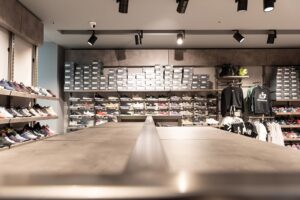 New-Balance-Mega-Outlet-Athlitika-Photo-22 Σύστημα επίπλωσης εξοπλισμού iHandle σε κατάστημα της New Balance