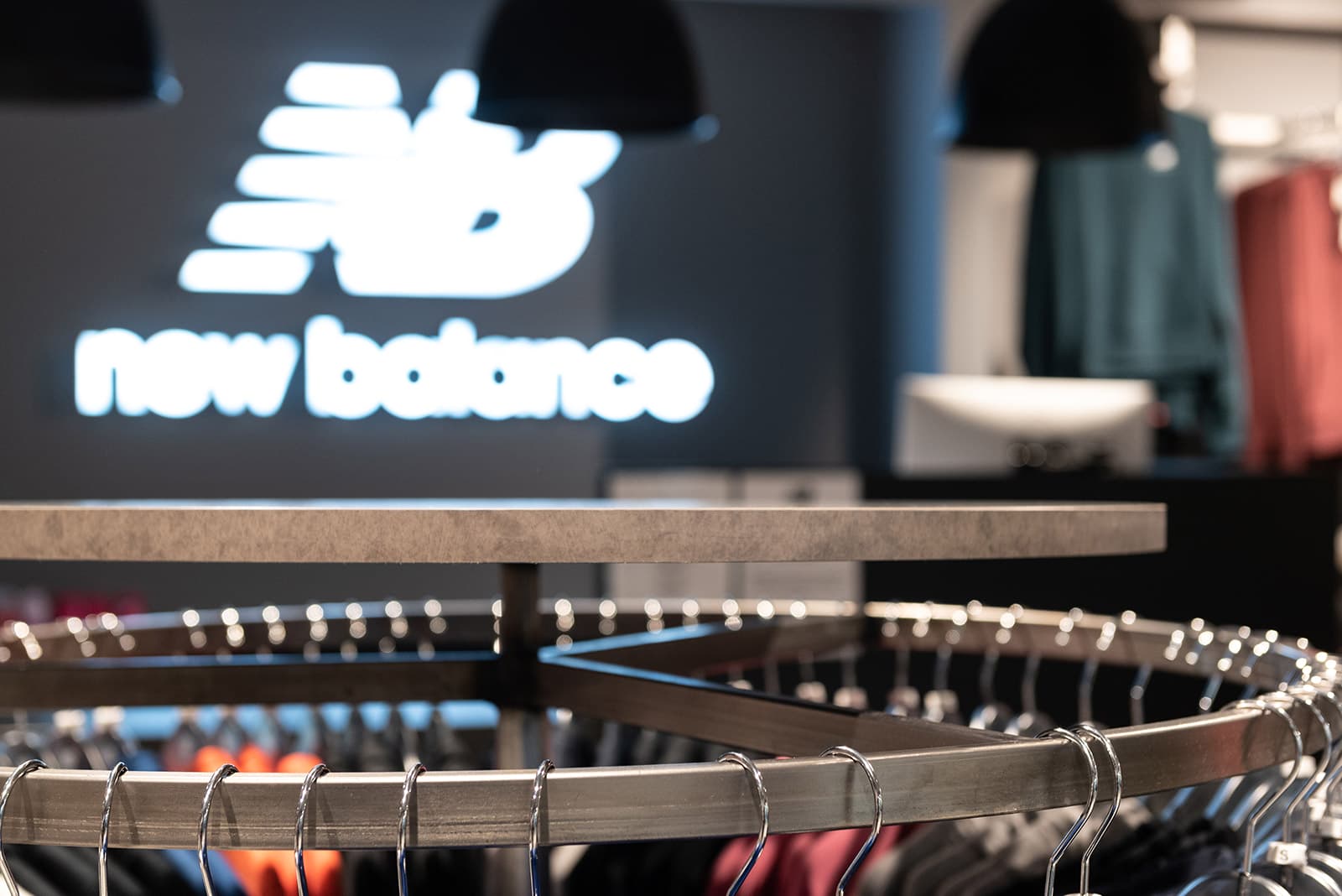 Σταντ κρέμασης ρούχων για το κατάστημα New Balance στη Θεσσαλονίκη