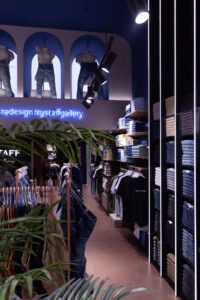 Savopoulos-Shop-Fitting-Staff-Athens-9 Ειδικά σταντ σε χρωματισμούς πατητής τσιμεντοκονίας με χάλκινες λεπτομέριες