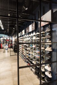 saint-soles-thessaloniki-20 Ειδικές μεταλλικές κατασκευές σε κατάστημα με αθλητικά είδη