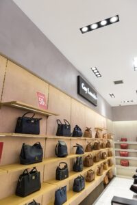 Fratelli-Petridi-Larisa-Ypodysh-Photo-05 Ρυθμιζόμενα φωτιζόμενα ράφια για προβολή αξεσουάρ