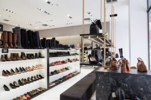 Fratelli-Petridi-Larisa-Ypodysh-Photo-12 Αναρτώμενη μεταλλική κατασκευή για προβολή προϊόντων σε εμπορικό κατάστημα