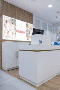 Funky-Kids-Mega-Outlet-16 Ντουλάπι μελαμίνης με πορτάκια για κατάστημα παιδικής ένδυσης