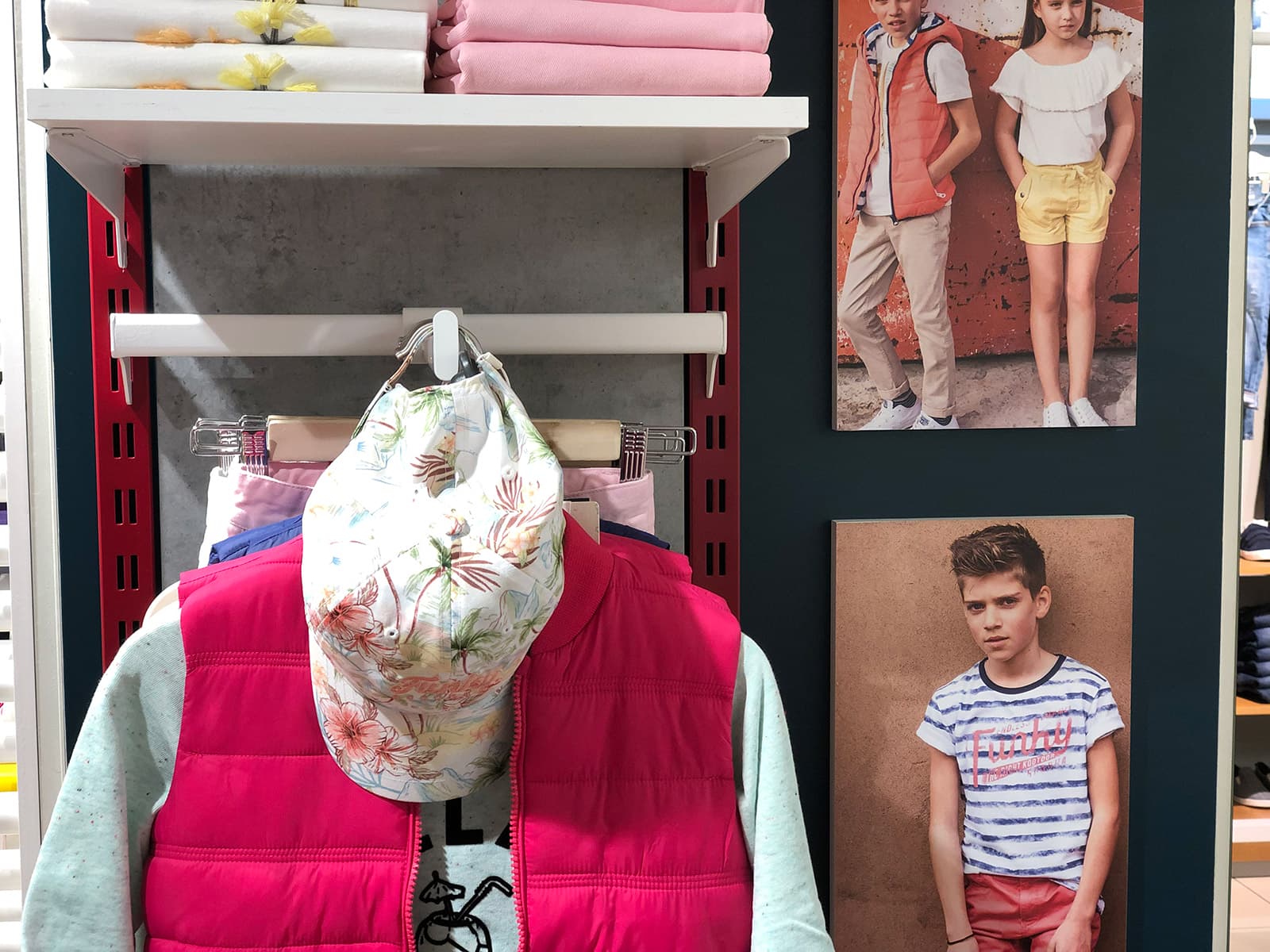 Διάτρητες κολόνες με μπάρες κρέμασης σε παιδικό κατάστημα ρούχων