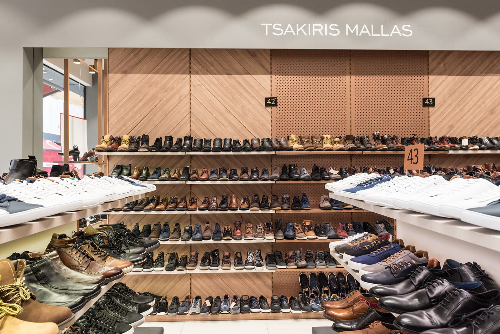 Εξοπλισμός καταστήματος Tsakiris Mallas με στη Λάρισα