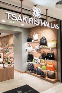 Tsakiris-Mallas-Mega-Outlet-Ypodysh-Photo-02 Ξύλινα ράφια μελαμίνης φωτιζόμενα για το κατάστημα Tsakiris Mallas