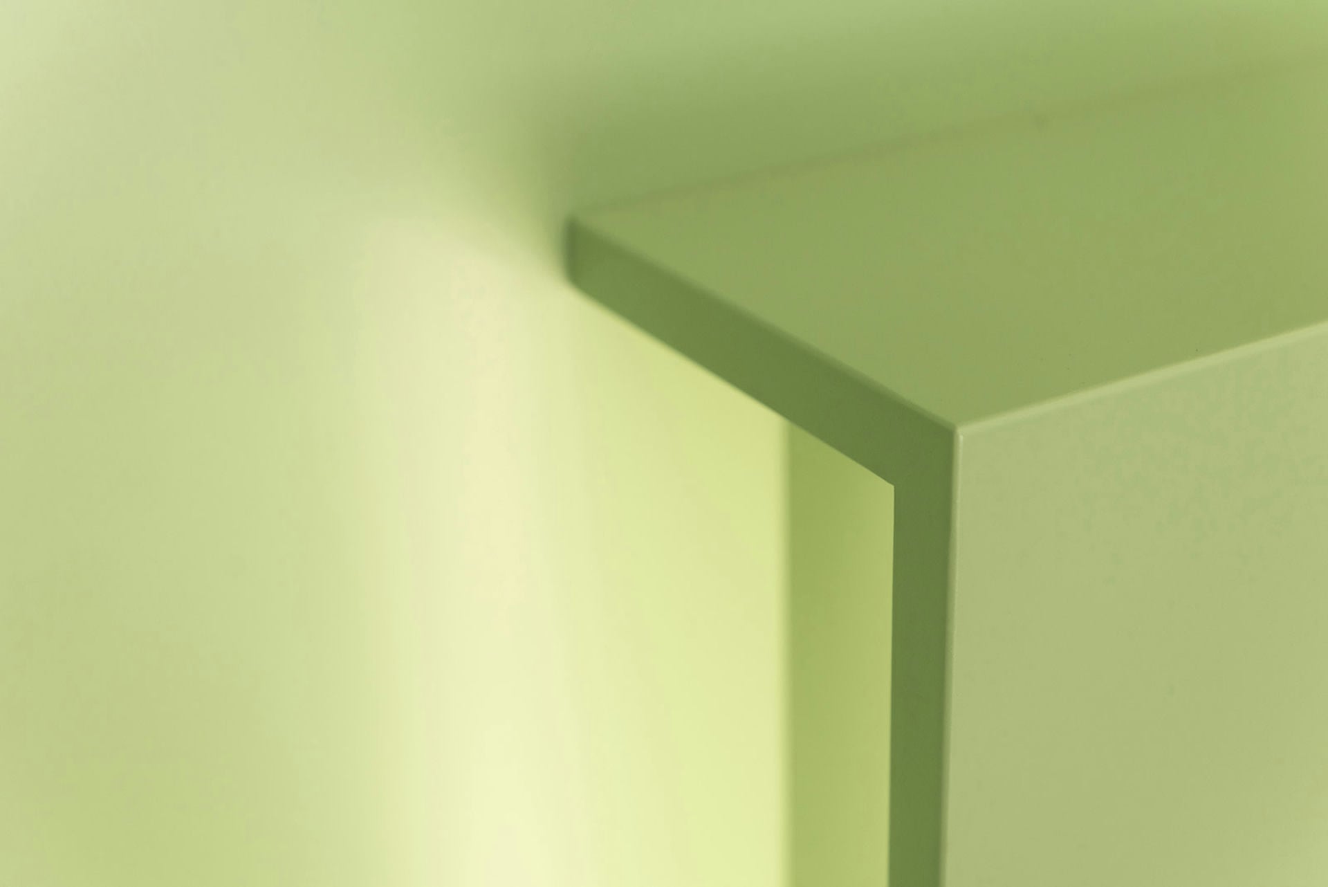 Ράφια και συρτάρια από ξύλο αμερικάνικης, σκούρης καρυδιάς σε συνδυασμό με το πράσινο χρώμα στην συρταριέρα του φαρμακείου