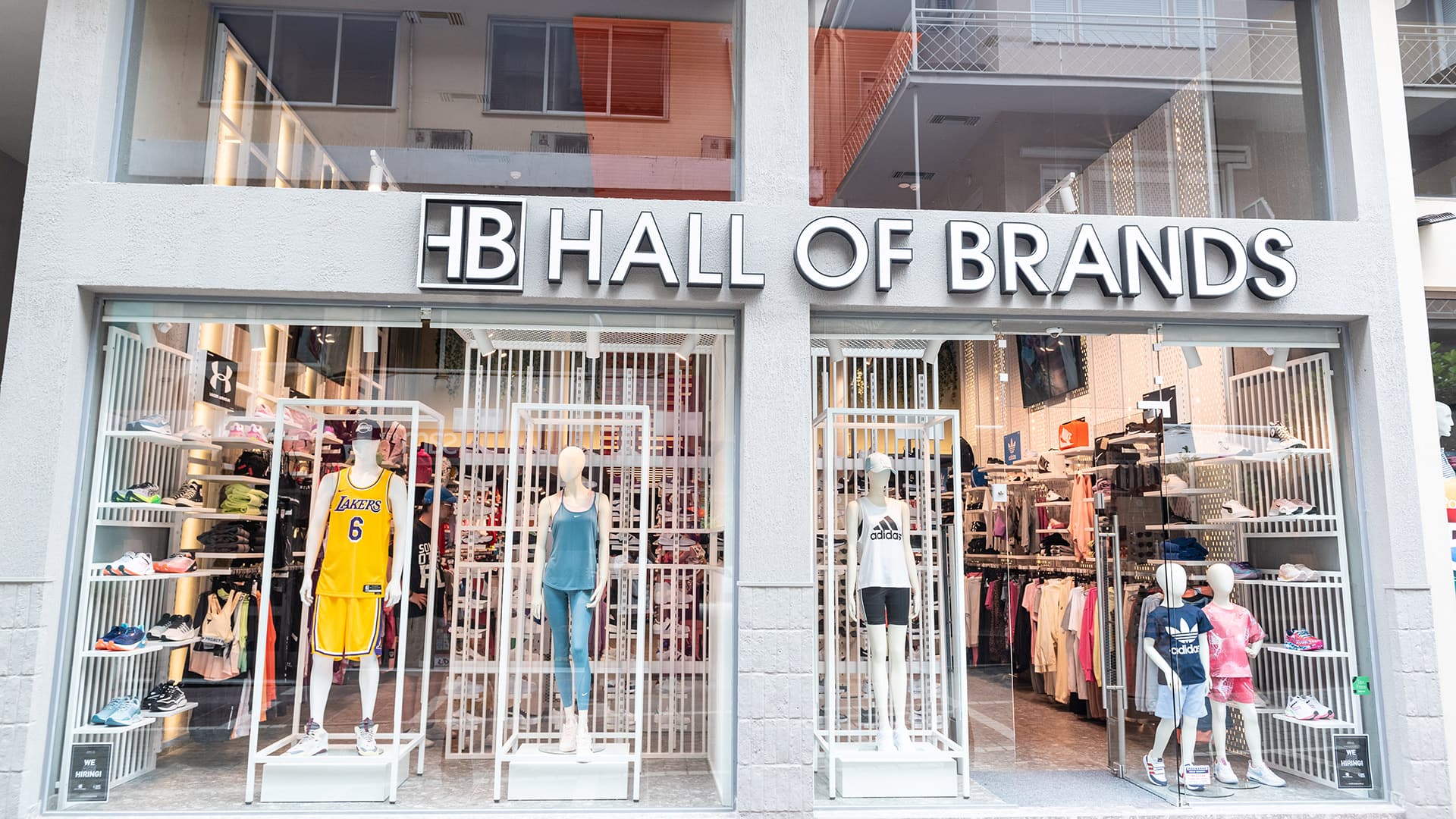 Εξοπλισμός και επίπλωση καταστήματος Hall Of Brands στα Ιωάννινα